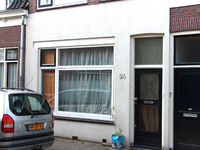 819951 Gezicht op de onderpui van het pand Bekkerstraat 94 te Utrecht.N.B. Rond 1940 was in het pand een bakkerswinkel ...